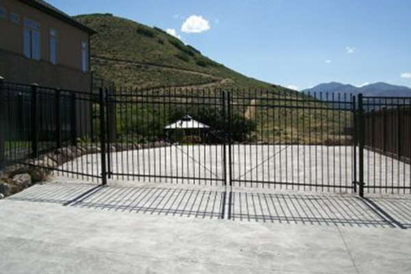 Cancello carraio d'ingresso principale in metallo con altalena scorrevole di sicurezza da giardino di lusso, moderno, robusto e durevole